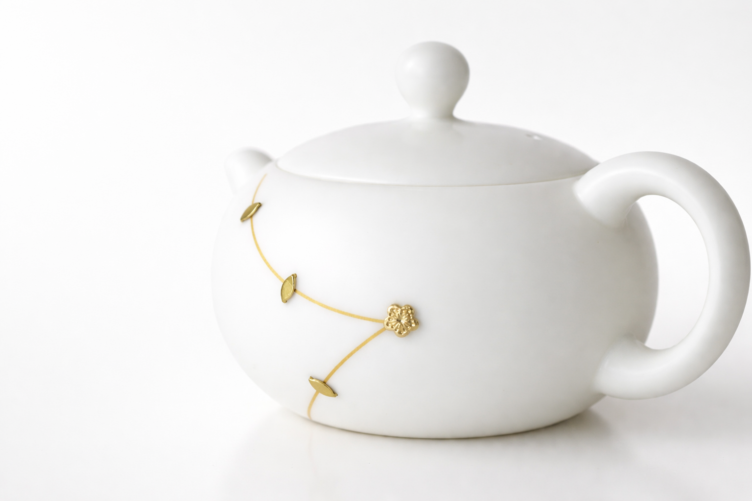White Porcelain Gonfu Matte Teapot with Gold Floral Design, 180 ml